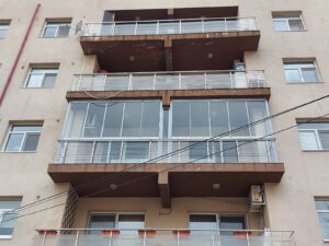 Balcon cu balustradă din sticlă si geamuri glisante