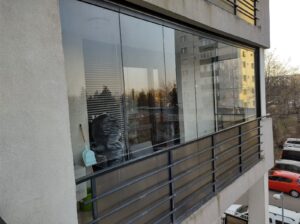 Închiderile de balcon panoramice: Luminozitate și spațiu extins în apartamentul tău